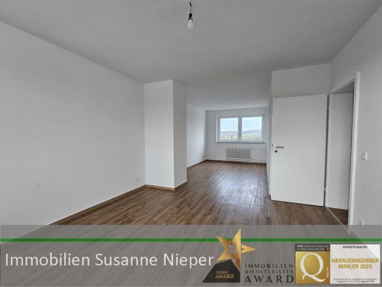 Wohnzimmer Wuppertal Etagenwohnung �ber den Wolken mit Loggia und Aufzug in Wuppertal Langerfeld
