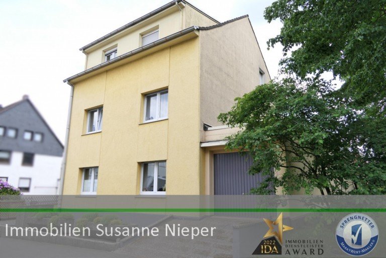Hausansicht Solingen Mehrfamilienhaus Attraktives 3-Familienhaus mit beziehbarer Eigent�merwohnung im Erdgeschoss - H�hscheid