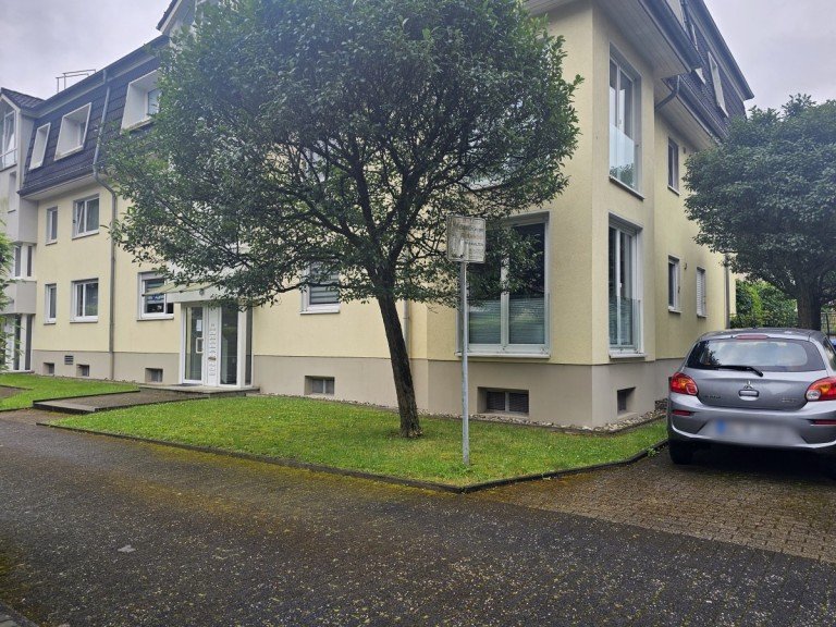Hausansicht Solingen Etagenwohnung Top gepflegte Wohnung im top gepflegten Haus - Mit Balkon und Einbauk�che