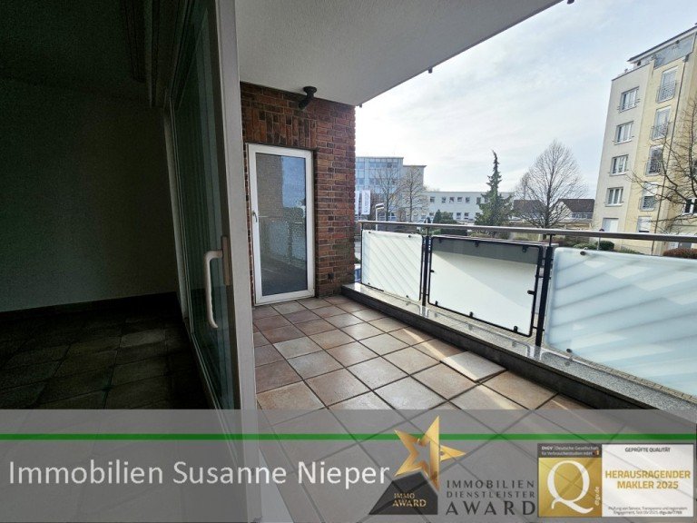 Balkon Solingen Wohnung Exklusives Wohnen. Viel Licht, Hochparterre, XXL-Loggia und Garage - Solingen Wald
