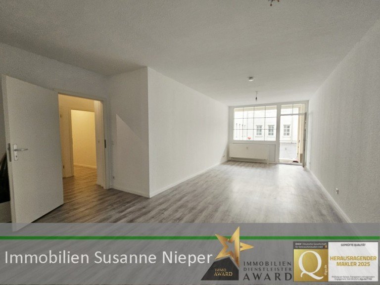 Wohnzimmer Solingen Erdgeschosswohnung Barrierfreier Zugang. 3-Zimmer-Domizil mit Loggia und Terrassenfl�che in Ohligs WE25