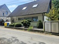 Bild (399f485b9939ed925a0f58c69501ddfa): Besonderes Wohngef�hl im Split-Level-Stil. Freistehendes Einfamilienhaus mit Einliegerwohnung in ruhiger Wohnlage