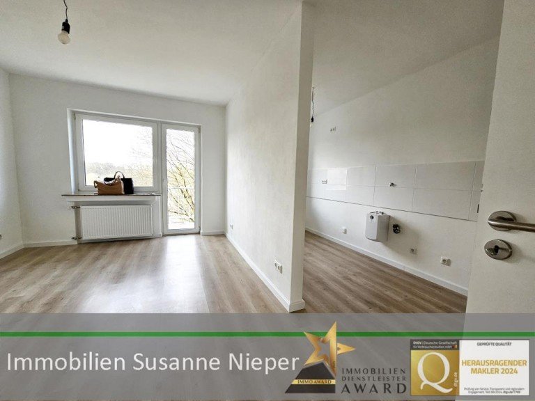 Wohnzimmer mit offener K�che D�sseldorf Etagenwohnung Am Schlosspark in D�sseldorf - Erstbezug nach Sanierung - mit Balkon und tollem Grundriss - HS44WE07 3.OG rechts