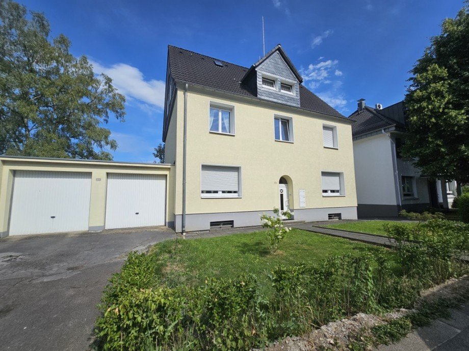 Hausansicht Dachgeschosswohnung Solingen