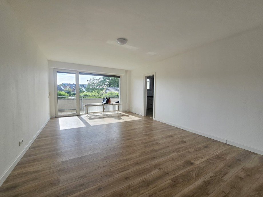 Lichthelle Erdgeschosswohnung mit XXL-Balkon und Einbauküche an der Stadtgrenze zu Haan und Hilden - Photo 1