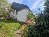 Bild (55764afabc40470c1dd166bb3c877812): Besonderes Wohngef�hl im Split-Level-Stil. Freistehendes Einfamilienhaus mit Einliegerwohnung in ruhiger Wohnlage