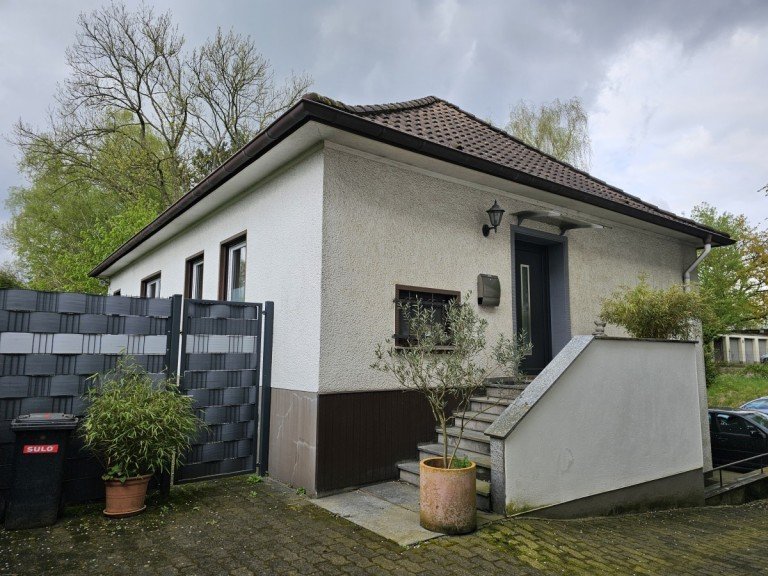 Hausansicht Solingen Einfamilienhaus Wohnen und Arbeiten - Einfamilienhaus mit Terrasse, Garten, Garagen und separater Gewerbeeinheit in Solingen H�hscheid