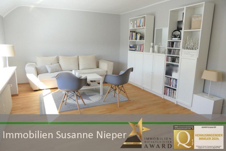 Wohnzimmer Solingen Dachgeschosswohnung Wohlf�hloase mit sonniger Dachterrasse, Einbauk�che und Pkw-Stellplatz in sch�ner Lage an der Stadtgrenze zu Haan