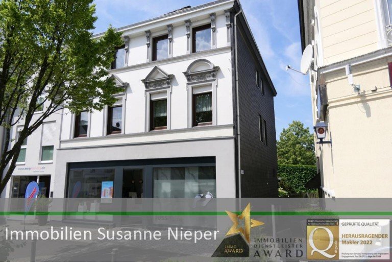 Hausansicht Solingen Einfamilienhaus Stadthaus mit Stellplatz und Freisitz im Herzen von Solingen Wald