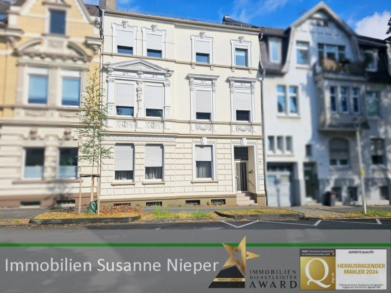 Hausansicht Solingen Mehrfamilienhaus Komplett beziehbares 3-Familienhaus mit Stilfassade und separatem Gewerbehaus - Vor den Toren der Innenstadt