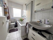 Badezimmer Gepflegtes 6-Familienhaus in Hilden. Attraktiver Wohnstandort zwischen Rheinland und Bergischem Land