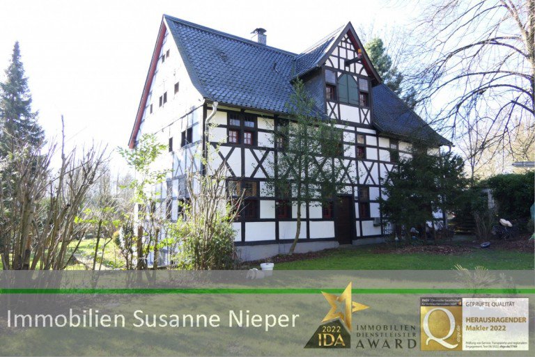 Imposante Hausansicht Solingen Einfamilienhaus Imposante historische Sch�nheit auf 1.794 m� mit zwei getrennten Wohneinheiten