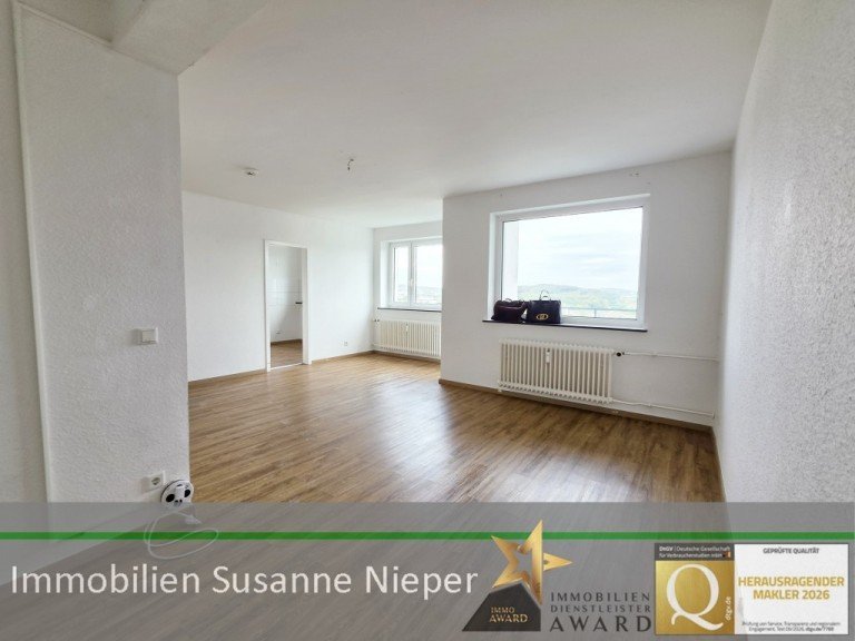 Wohn- und Schlafzimmer Wuppertal Etagenwohnung �ber den Wolken - Jetzt einziehen und im November und Dezember nur Nebenkosten zahlen! WE4410.OGliHi