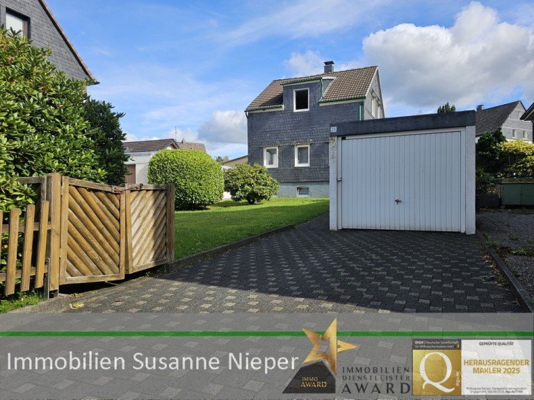 Hausansicht Solingen Einfamilienhaus Geborgen wohnen im Schieferkleid - Ankommen und Zuhause sein - freistehendes Einfamilienhaus mit Garten und Garage
