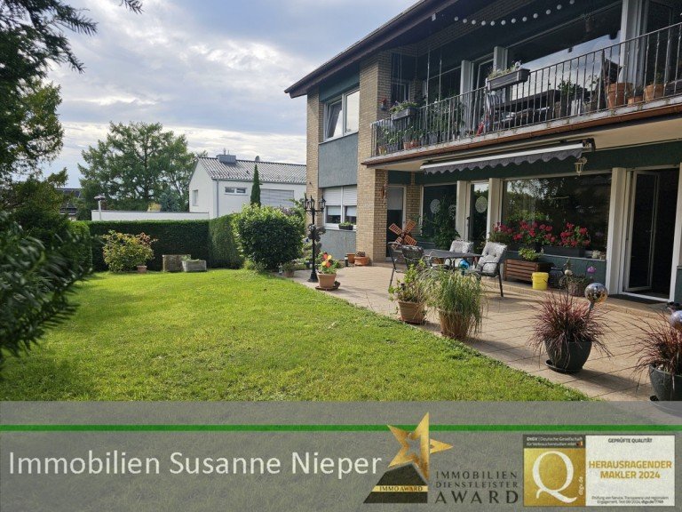 Au�enansicht Solingen Zweifamilienhaus Gro�z�giges 2-Familienhaus mit PV-Anlage, Gro�raumgarage, Garten und Terrasse in Top-Lage an der Stadtgrenze zu Haan