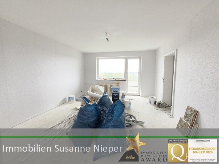 Wohnzimmer Wuppertal Etagenwohnung Lichthelle 2-Zimmerwohnung mit Aufzug und Balkon. Dieses Jahr mieten und 2 Kaltmieten sparen! 8.OGWE38ReHi