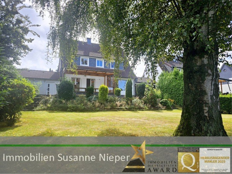 Hausansicht Burscheid Einfamilienhaus Zauberhaftes Anwesen zum Verlieben in idyllischer Lage von Burscheid mit Photovoltaik