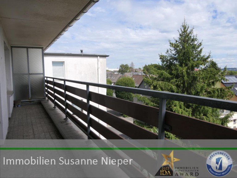 Balkon auf der R�ckseite Solingen Etagenwohnung Auf jeder Seite ein Balkon - Ihr Hund darf auch einziehen