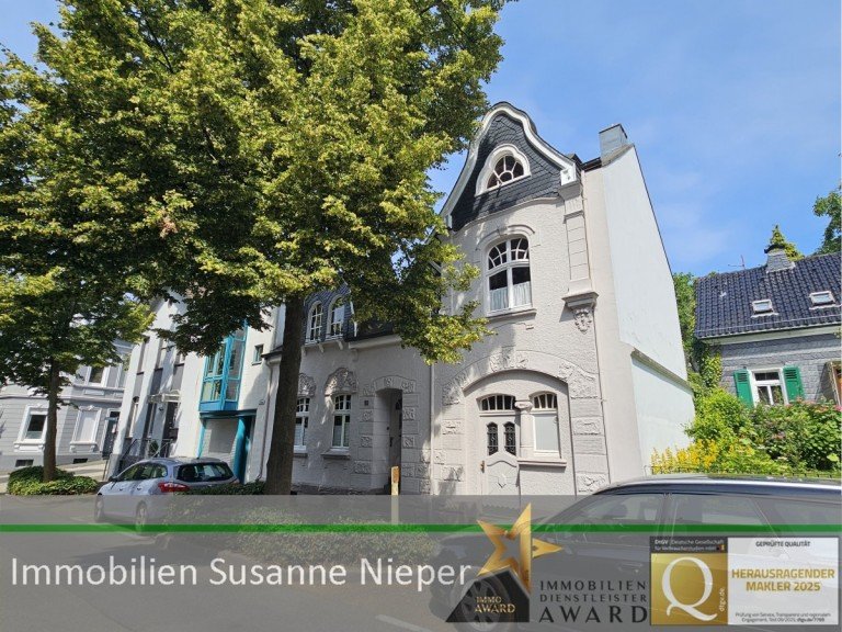 Hausansicht Solingen Einfamilienhaus Nostalgie in sch�nster Form. Einfamilienhaus mit separatem Fabrikgeb�ude.