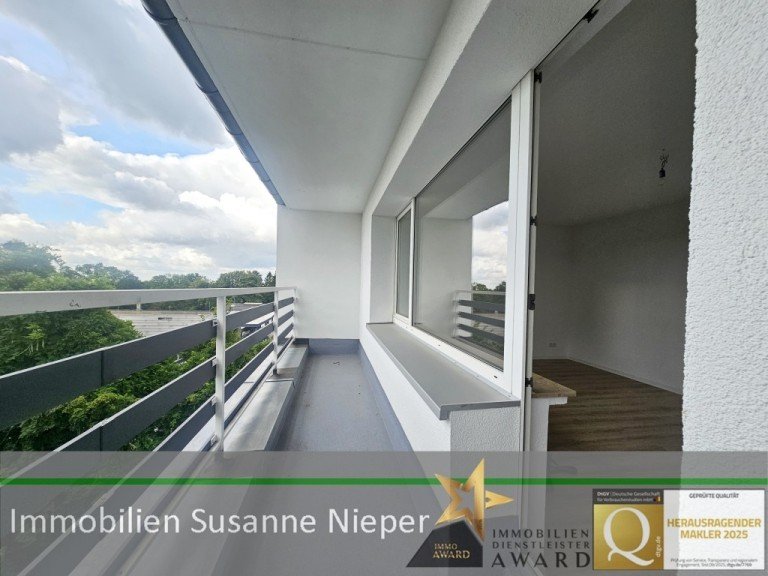 Balkon 1 Solingen Dachgeschosswohnung Sch�ne Fernsicht mit zwei Balkonen - HS115 3.OGre