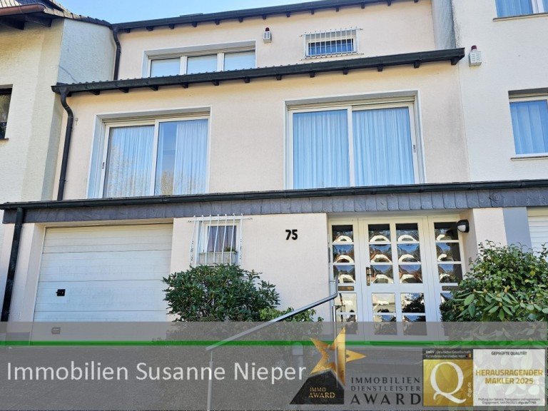 Hausansicht Solingen Einfamilienhaus Bezaubernd in Solingen Gr�frath. Einfamilienhaus mit Terrasse, Teich und Garage.