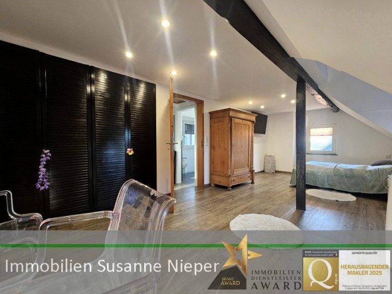 Schlafzimmer Solingen Maisonettewohnung Haus-im-Haus-Feeling. Gro�z�gige Maisonettewohnung im 2-Familienhaus mit Balkon und Dachloggia