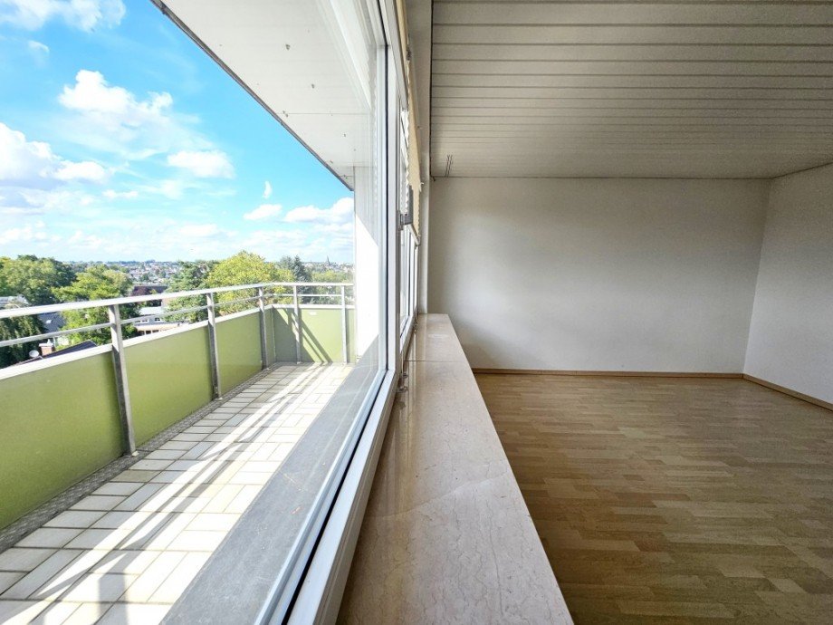 Wohnzimmer/Balkon Etagenwohnung Solingen
