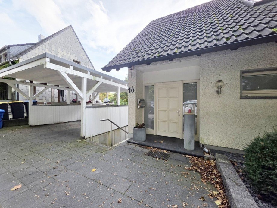 Eingangsbereich und Carport Einfamilienhaus Solingen