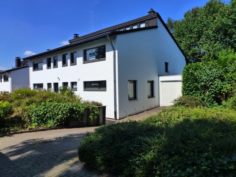 Hausansicht Haan Doppelhaush�lfte Split-Level-Wohnf�hldomizil mit 183 m� Wohnfl�che in bezaubernder Gr�nlage in der Gartenstadt Haan