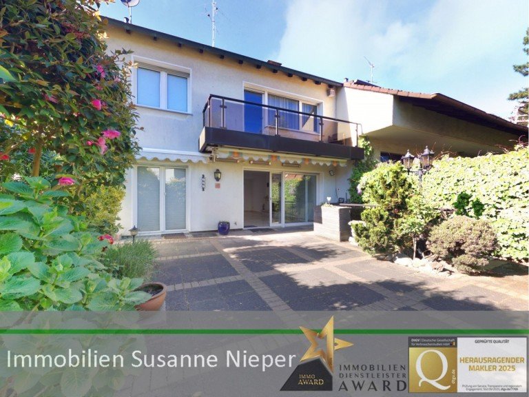 Hausansicht R�ckseite Solingen Einfamilienhaus Bezaubernd in Solingen Gr�frath. Einfamilienhaus mit Terrasse, Teich und Garage.