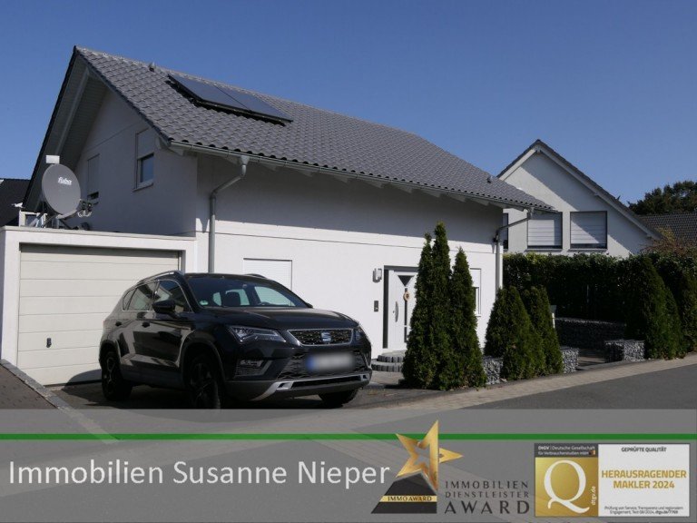 Hausansicht Solingen Einfamilienhaus Modernes, innovatives, freistehendes Einfamilienhaus mit Frisch-Luft-Heizsystem und Solaranlage in verkehrsberuhigter Spielstra�e