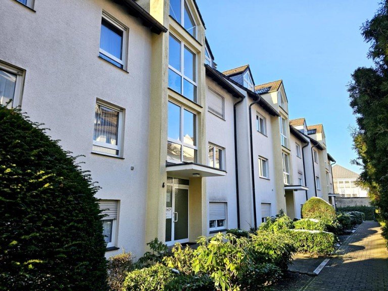 Hausansicht Solingen Maisonettewohnung Zum Verlieben - Maisonettewohnung mit Aufzug, gro�er Loggia und M�beln in ruhiger und dennoch zentraler Lage